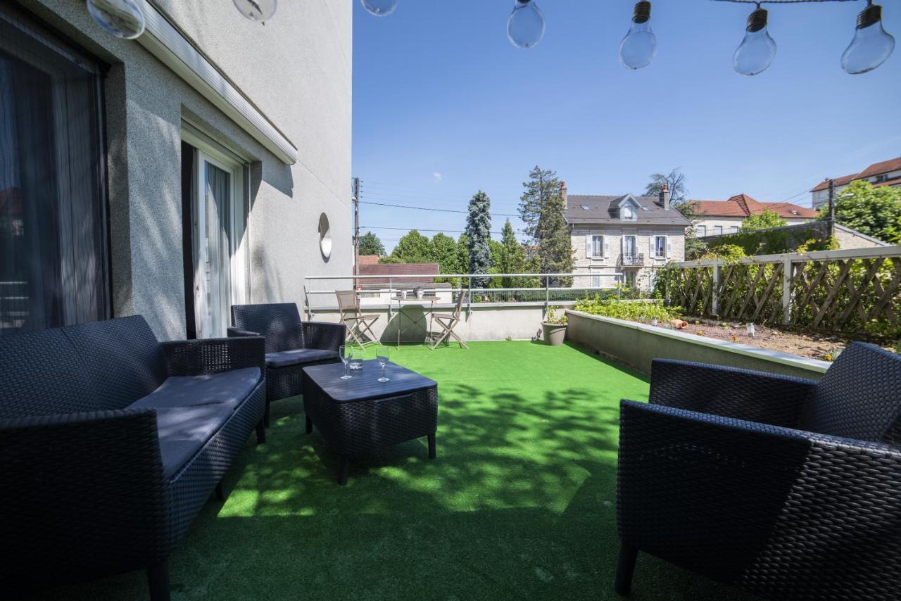 L'ile D'olive: Spacious Terrace In Apartment